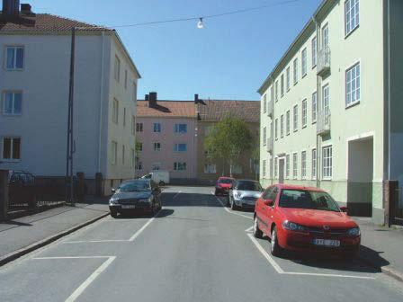 Gatan omgärdas av caféer, restauranger och affärer och via den passerar merparten av stadsdelens trafik. Ljusa er och kartärsskapande er.