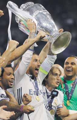 ušatú trofej kapitán pusiniek Sergio Ramos.