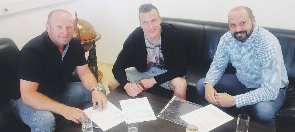 FUTBAL 5 Hoci LUKÁŠA ŠTETINU vábili majstrovská Slavia i vicemajster z Plzne, on sa napokon upísal pražskej Sparte Lukáš Štetina (v strede) pri podpise zmluvy, vľavo hráčov manažér Milan Lednický,