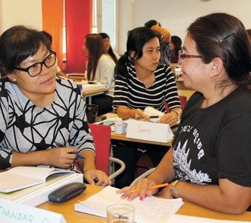 INTERNATIONAL TRANING PROGRAMME EN LYCKAD FREDS- PROCESS KRÄVER ATT KVINNOR DELTAR ITP-deltagarna Kaw Mai och Thandar Oo från Myanmar. I bakgrunden San Yamin Aung.