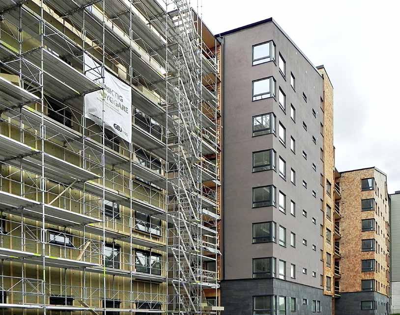 - En tidig frukost på balkongen med utsikt över grönskande träd och Växjösjöns spegelblanka vatten Ärligt talat, kan dagen