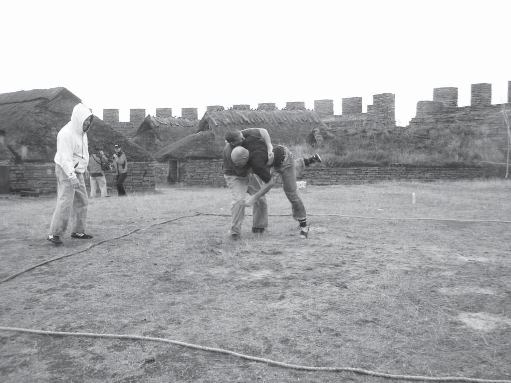 Bild från SM i Glima i hällregn på Öland sommaren 2006. Lars Magnar Enoksen och Egil Ahlgren tävlar i ryggtag.