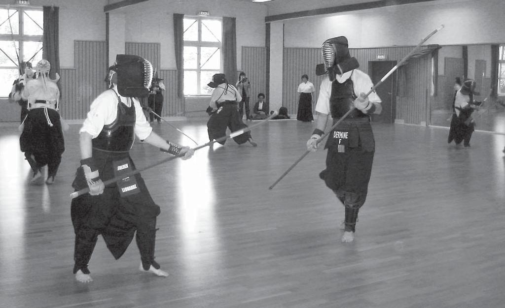 Ylva Leonardz (tv) tränar keiko mot tvåfaldige belgiske europamästaren Tyl Dermine vid ett internationellt naginataseminarium i Uppsala hösten 2006.