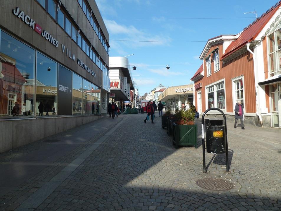 Figur 3.15 Foto norrut från studiepunkten på Storgatan. Figur 3.16 Foto söderut från studiepunkten på Storgatan.