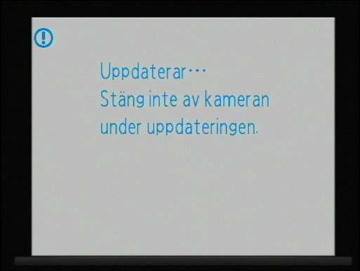 Ovanstående åtgärder kan göra kameran obrukbar. 1 Sätt i minneskortet med programvaran i kamerans minneskortöppning. 2 Sätt på kameran.