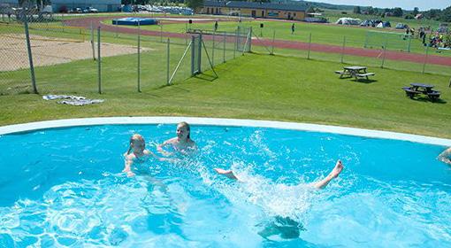 hallsberg.se/allehallen I sommar delar vi ut ett antal sommarkort gratis till barn i åldern 7-15 år vilket ger obegränsat bad på Allébadet under perioden 19 juni - 20 augusti. Först till kvarn gäller!