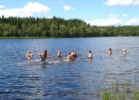 00 ALLÉBADET Vi besöker Allébadet! Obs! ålder 9-15 och simkunnig! Enklare lunch ingår. Tid: 10.00-15.00. Samling utanför Allébadet 9.45 SPORT & LEK Välkommen till spontanidrottsplatsen!