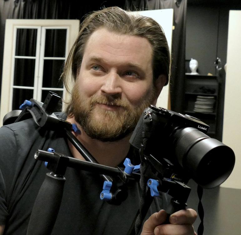 FILMWORKSHOP Välkommen på filmworkshop med vår filmpedagog David! Först går vi igenom grunderna i hur man filmar med en systemkamera, samt hur man klipper film.