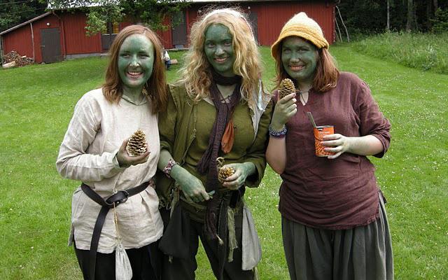 Gör ett monster, drake, alien, eller annat! Material och bränning ingår, målning gör man själv i efterhand (man får med instruktioner). Lättare lunch ingår.
