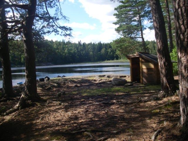 Vindskydd med grillplats vid Lilla Harsjön Sjöns bottnar är nästan uteslutande täckta av ett mer eller mindre tjockt lager av organiskt sediment.