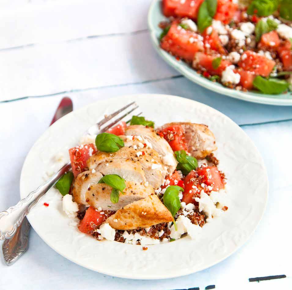 STEKT KYCKLING med spicy melonsallad toppad med fetaost Ca 30 min Kyckling 500 gram tinad kycklingfilé Smör och olivolja* Melonsallad 2 dl valfritt gryn* 1 melon 1 kruka basilika ½ chilipeppar 1 msk