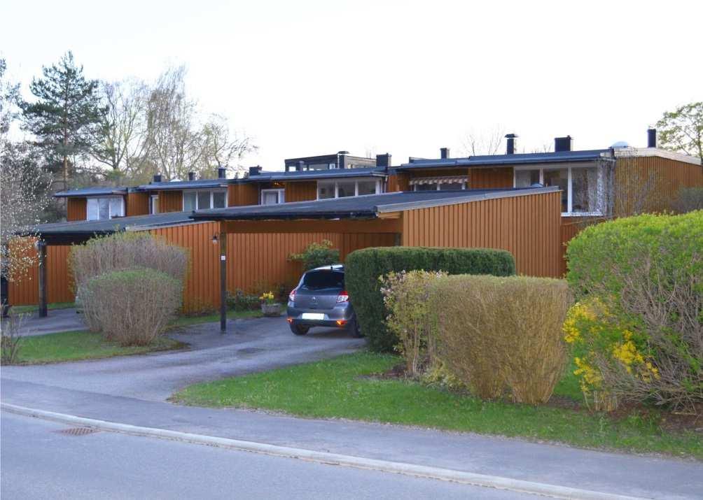 Referensbild 3: visar mer indragna hus med bilplats mot gata, liten förgårdsmark närmast huset och trädgård en nivå upp på andra sidan huset.