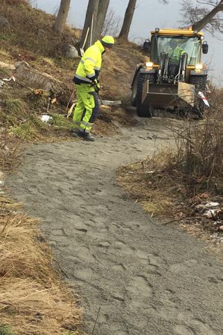 Stenmuren under tallen har underminerats och kommer att lagas. Foto: Andreas Lindberg Strandpromenaden vid Högudden har grusats i vinter.
