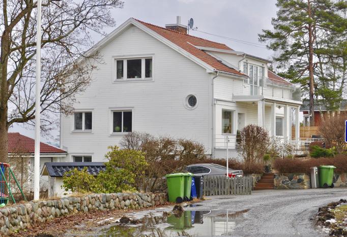 början av 1950-talen. Både Klövervägen och Kragenäsvägen kom till stor del att kantas av tidstypiska funkisvillor. Man kan säga att det var den sista reminiscensen av funkisen.