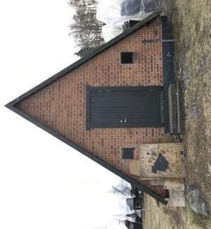 Runt Kragenäsberget finns på flera ställen stora pampiga ekar som är flera hundra år gamla. De hade fått stå i fred här i bergskanterna då de inte inkräktade på bondens odlingsmark.