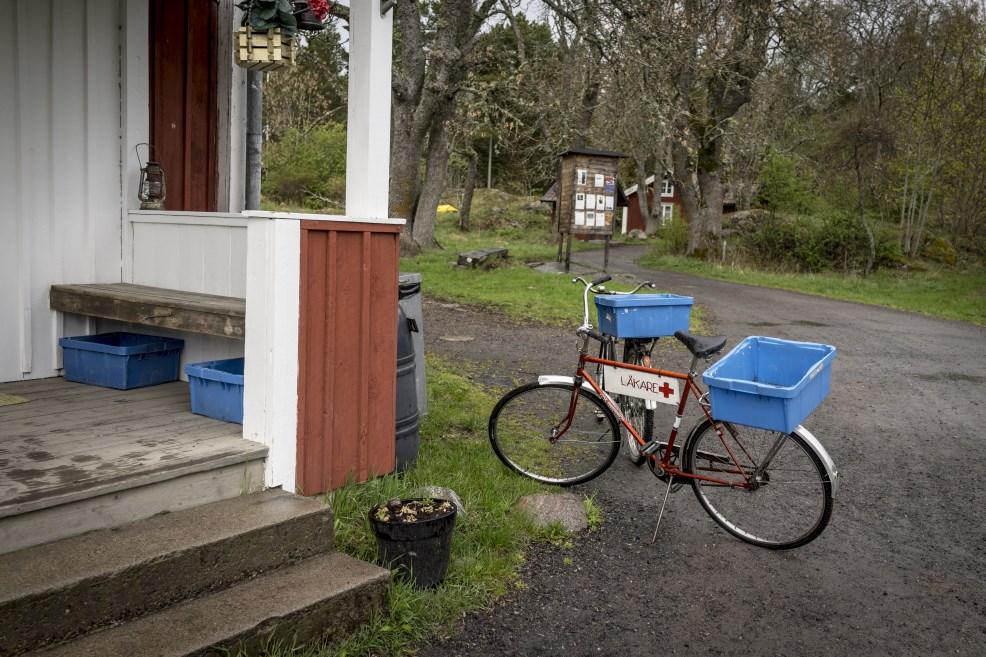 Ett Vid behov av akut sjuktransport - kontakta lägerexpedit- fåtal tjänstecyklar finns dock på ön. ionen, är expeditionen är stängd ring 076-795 22 22 (jourhavande lägerchef).