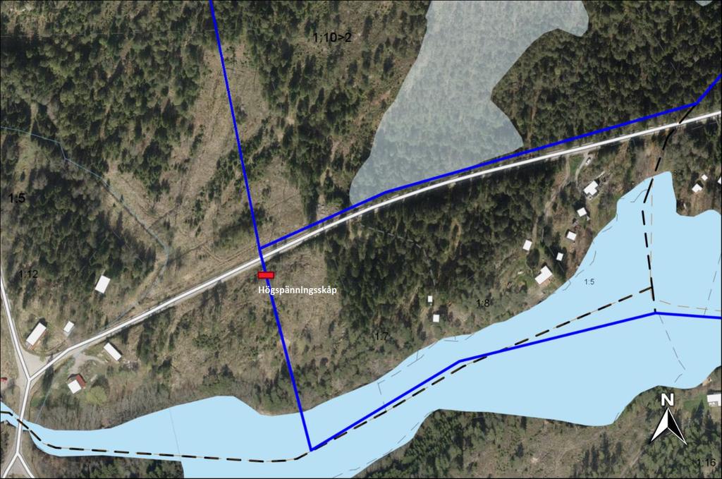 Placeringen av högspänningskablskåpet, vilken måste ske på koncessionsgränsen, är endast möjlig på landsvägens södra sida med anledning av platsbristen mellan landsvägen och TEEAB:s koncessionsgräns