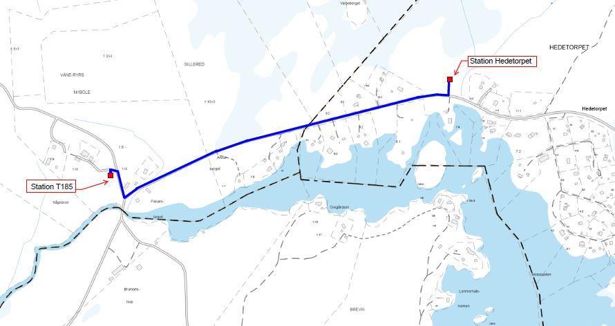 Där det är möjligt bör kabeln förläggas i vägens yttre dikeskant, där synliga bergsklippor eller berggrund försvårar förläggningen bör kabeln klamras över berg alternativt tryckas under väg för att