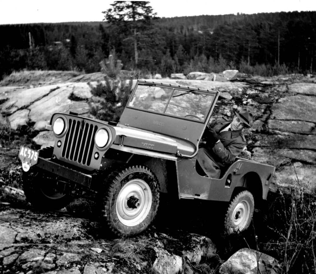2 1947 utökades försäljningen med Willys Freds- Jeep, som var något nytt och intressant. Motorcentralen 1948 --- Tillbeh. Avd. Norrlandsgatan 29 Tel.