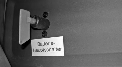 Det elektriska ingångssteget kör inte in automatiskt vid öppnad huvudströmbrytare. 7.6 Elsystemets säkringar Bodelsbatteri Huvudsäkringen är en 50 A smältsäkring j.