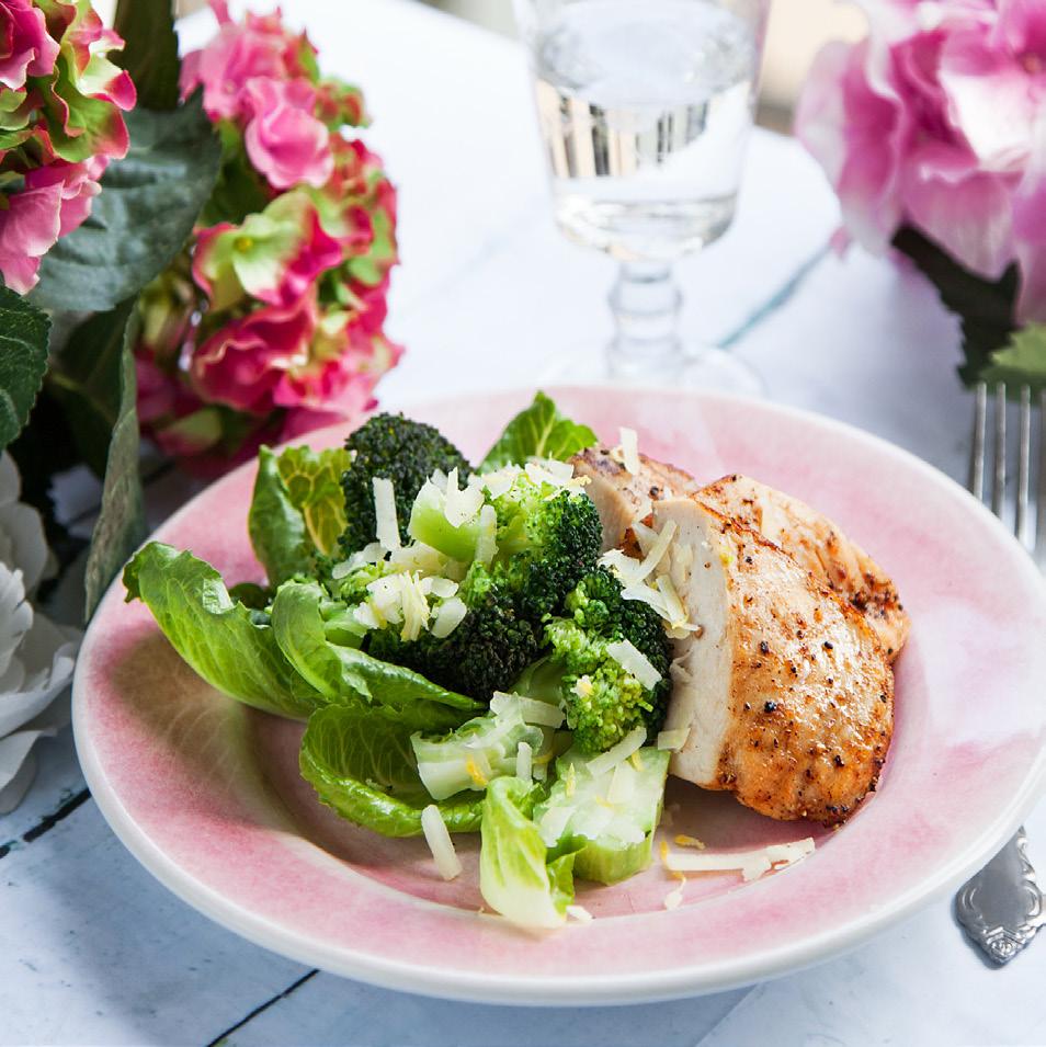 STEKT KYCKLING med färskpotatis och broccoli Ca 20 min Kyckling 650 gram tinad minutkycklingfilé Olivolja* Tillbehör 700 gram färskpotatis Salt* 1 broccoli ½ salladshuvud 374 kcal.