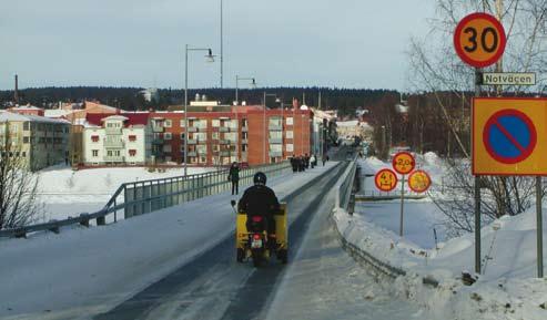 Från gruvoch skogsområdena i inlandet sker transporter till industriområdena och hamnen öster om staden.