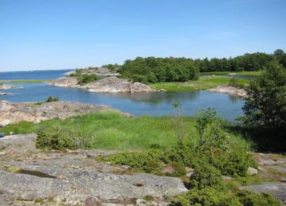 In the northern part of the Sea the coastline varies between steep rocks with forest cover and flat shores with low vegetation and characteristic marks from ice scouring.