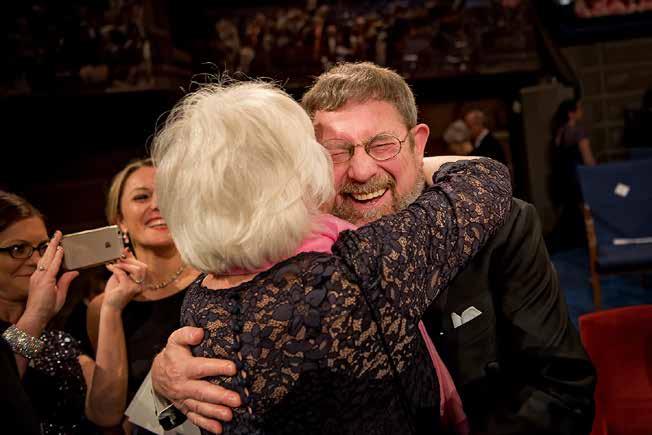 NÄR NOBELPRISUTDELNINGEN AVSLUTATS får släkt och vänner komma upp på scenen i Konserthuset och gratulera pristagarna.