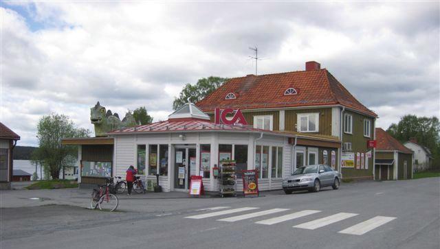 spel, Post med in- och utlämning av paket och är även ombud för systembolaget.