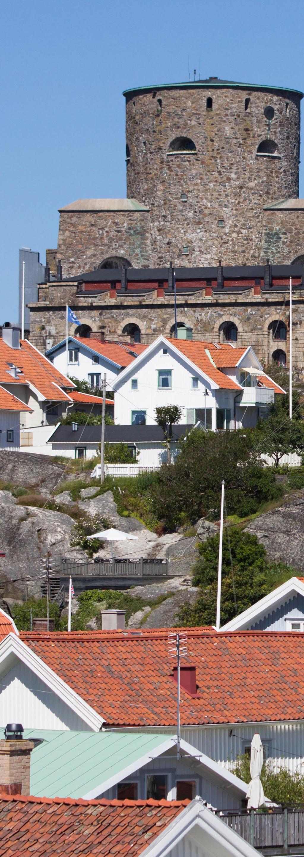 I Kungälvs stadskärna, Marstrand och andra kulturmiljöer är det extra viktigt att hitta ett samlat formspråk där skyltar och skyltkonsoler stämmer väl in med såväl stadsbilden som byggnadens egen