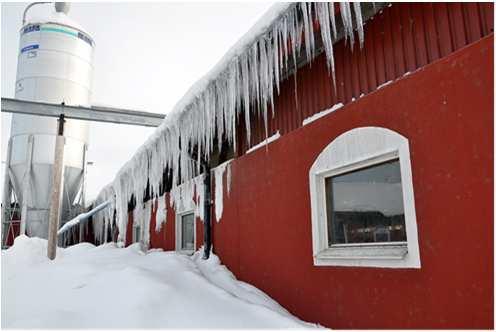 Detta kan orsakas av dålig isolering som gör att snötäcket smälter underifrån.