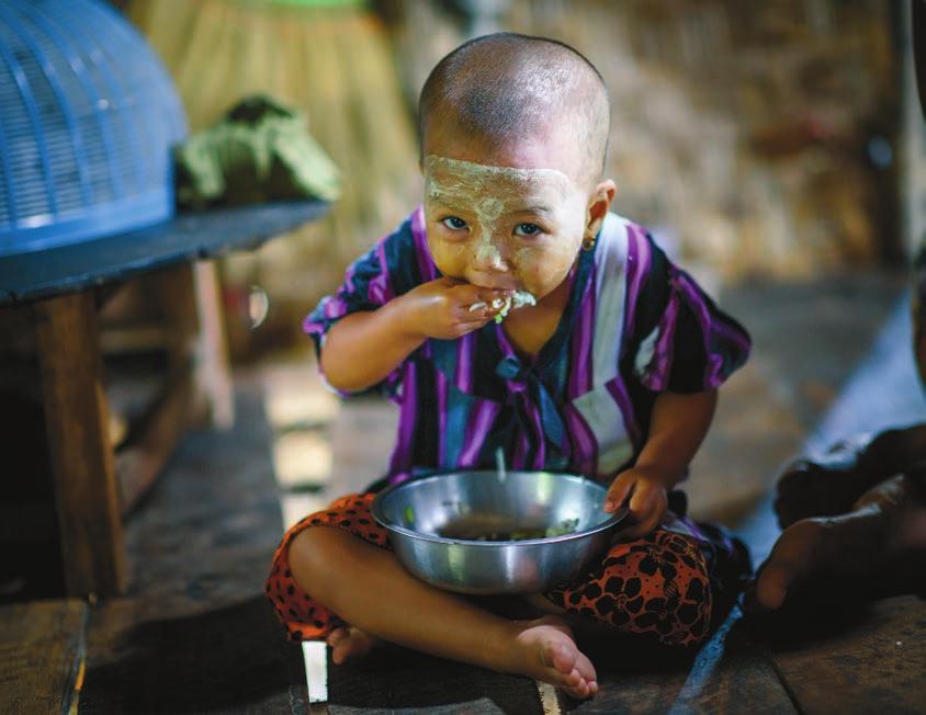 foto: magnus aronson/ikon för allas rätt till mat Khine Wut Hmone Kyaw är två år gammal. Hon är en av 795 miljoner människor som ofta äter för lite, för näringsfattigt och för sällan.