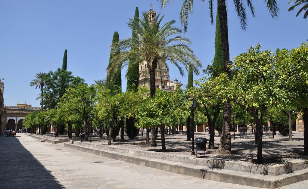 Córdoba Det Andalusiska land- gården med apelsinträd Under Abd-al Rahman och i utsmyckningar, är skapet är varierande och palmer i perfekta I tid revs kyrkan och akustiken mer dämpad och dramatiskt,