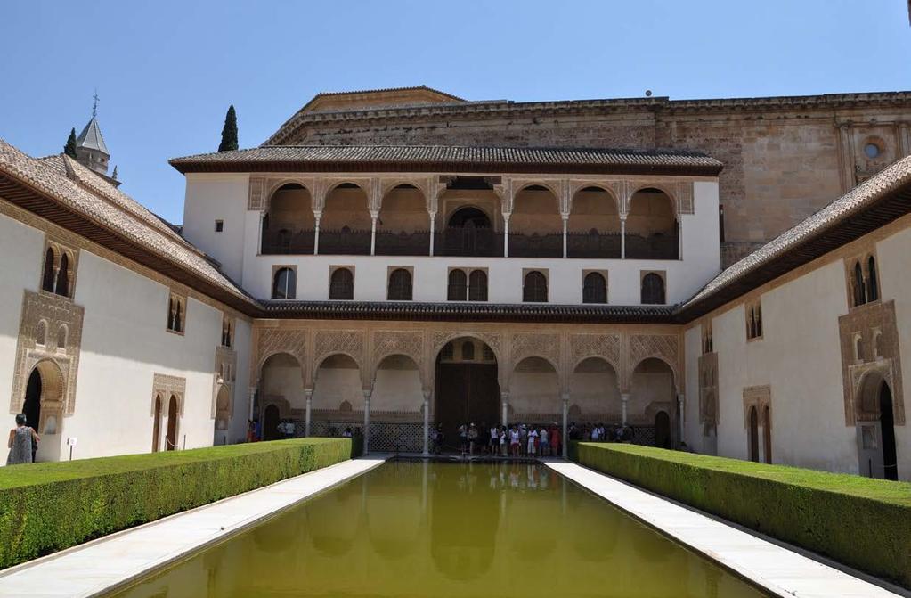 Alhambra, Granada När jag anländer till främst har varit mili- tens trädgård och det rangemang och en Granada, en medelstor tärt, men som också har sommarpalats där de symetrisk ordning ge- stad med