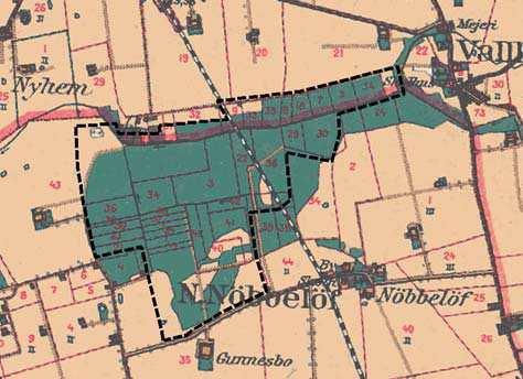 Torv har lagrats till ett par meters tjocklek och torvtäkt har förekommit i området fram till andra världskriget. Inom området finns ett högt grundvattentryck, vilket lett till att flera s.k. artesiska källor uppstått.