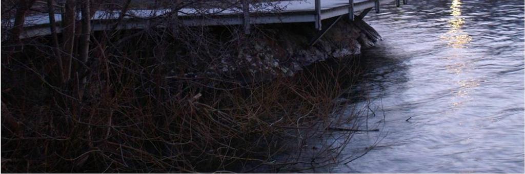 Med en gångbro i trä så fäster man den i bergssidan som då påverkas. Tillgänglighet De enda sätt att nå fastigheterna landvägen i dag är via trapporna från förlängningen Kungsviksvägen.