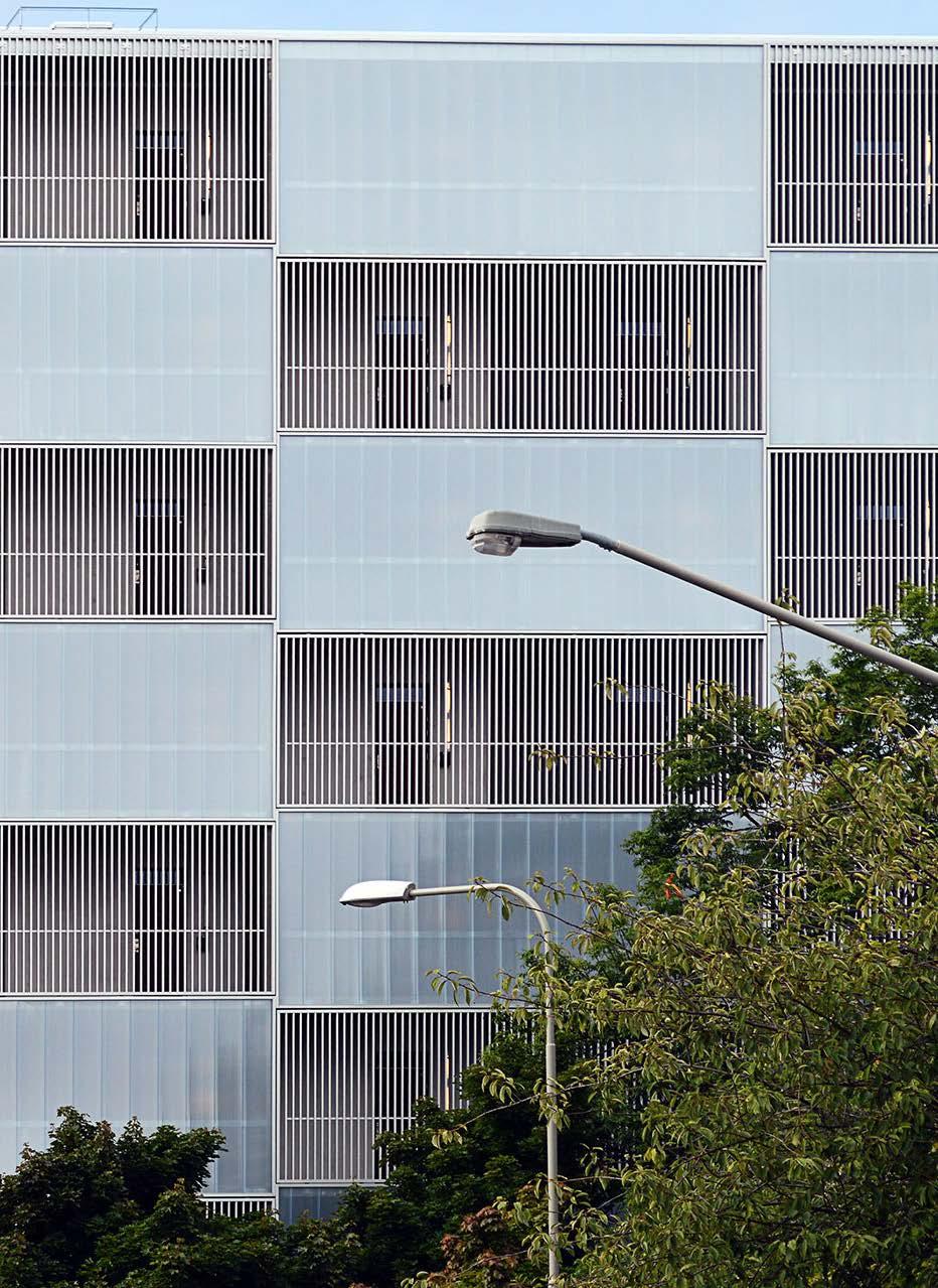 Halle Industri är leverantören för moderna lösningar av ljusinsläpp i aluminium, glas och plast.