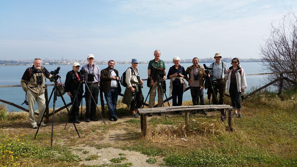 Gruppen samlad framför Siracusa. Foto: Richard Ottvall INLEDNING AviFaunas första resa till Sicilien genomfördes i solklart väder.