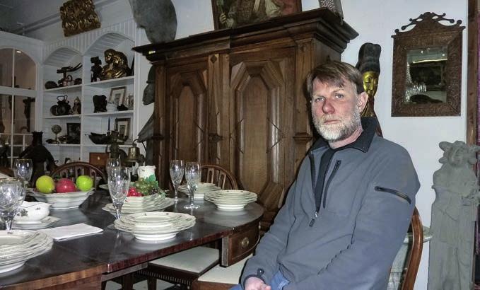 KÔLLAPAJKA Torgny Sandgren i antik miljö. Inköpen gör de till stor del själva men det förekommer även spaning och inköp genom ombud.