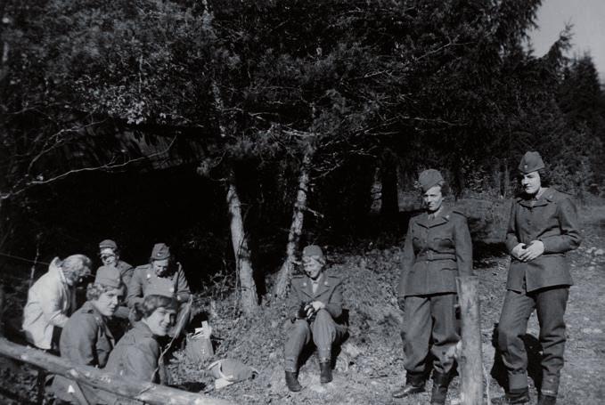 LOTTARÖRELSEN I HYSSNA Lottor i Hyssna. På bilden syns bland andra: Edit Eriksson, Linnea Karlsson, Kerstin Skönvall, Britt Karlsson och Dora Andersson (tidigare Nemecek).