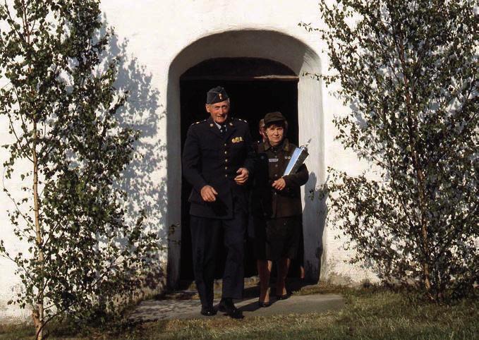 HEMVÄRNET handgranatsattrapper som svarvarna i Hyssna lagade till. Uniformen var båtmössa, keps och hjälm och det var varje hemvärnssoldats plikt att tvätta och laga persedlarna.