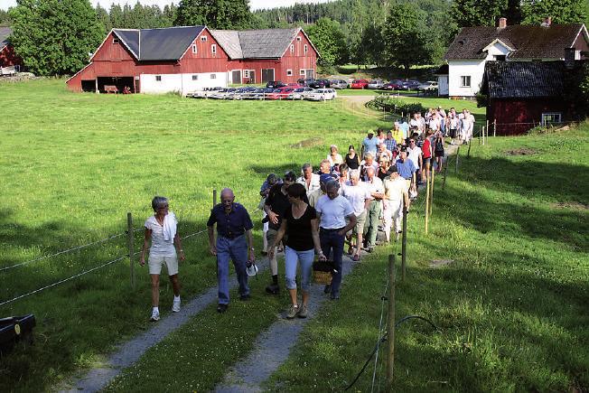 SOCKENVANDRING I BACKA Många ville vandra i socknen. Foto: Gunnar Persson Det är första onsdagen i juli, en strålande varm sommarkväll. Folk kommer gående, cyklande eller med bil till Backa.