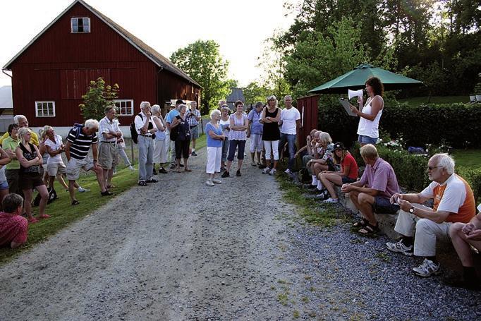 SOCKENVANDRING i backen har Ingrid Hamle, som är moster till Karin, satt upp fotografier. Några visar sommarbarn från Göteborg, som på 1940-talet tillbringade somrar i Backa.
