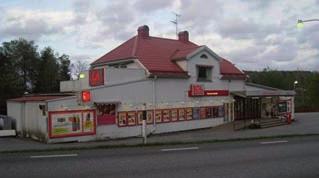 HYSSNA HANDEL Mitt samtal med Anders, i personalutrymmet i affärens källarregion, avslutas med mottot: Kunder och personal skall trivas tillsammans Sven Hilding Arnell Hyssna Handel i dag.