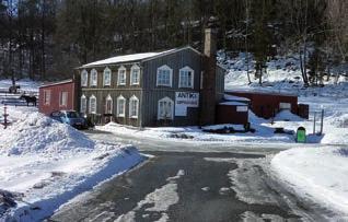 KÔLLAPAJKA Men bröderna blev äldre och 1990 lades produktionen ner och byggnaden med maskiner hyrdes under tretton år av Br. Löfstrand från Hällingsjö.