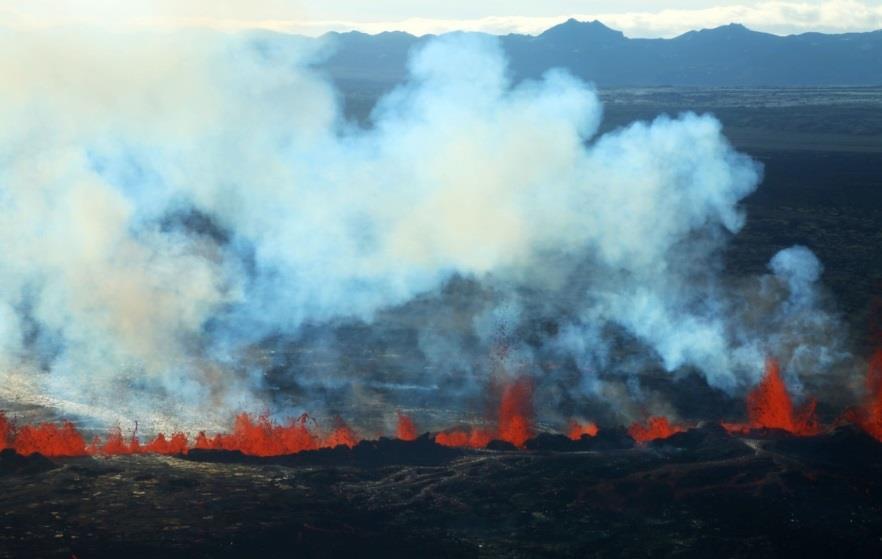Figur 2. Gaser från de aktiva vulkansprickorna vid Holuhraun, den 2:a september 2014, Foto : RUV.
