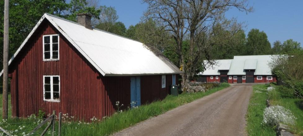 Det välbevarade brygghuset och den traditionella ladugården i skiftesverk är