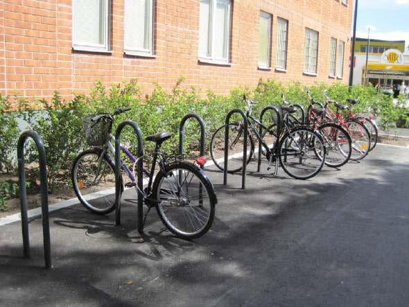 En uppställningsplats kan ordnas med hjälp av cykelställ som även lämpar sig för att låsa fast en rollator.