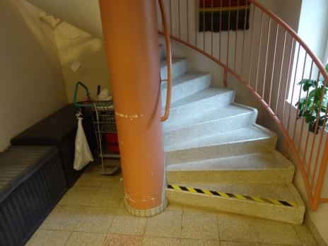 Kontrastmarkeringar i trappor Kontrastmarkeringar används för att personer med nedsatt syn ska se var trappan börjar och slutar.