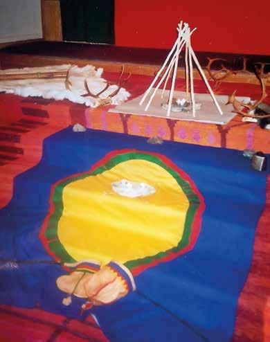 Under början av 2000-talet skapade de dåvarande samiska arbetsgrupperna i Luleå och Härnösands stift flera kyrkodekorationer som användes vid samiska gudstjänster över hela svenska Sápmi.